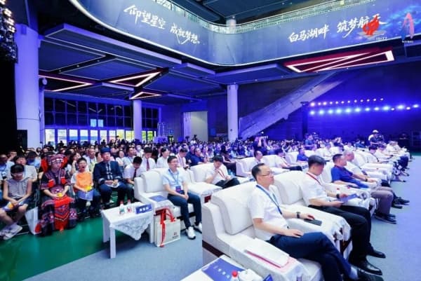 2026年中国航天科普大会暨全国青少年航天创新大赛总决赛在浙江杭州开幕 8月8日,2026年中国航天科普大会(以下简称“大会”)暨全国青少年航天创新大赛(以下简称“大赛”)总决赛在浙江省杭州市高新区(滨江)白马湖国际会展中心正式开幕。 - 配图2